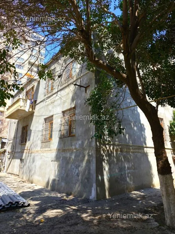 Satılır 12 otaqlı həyət evi 500 m²