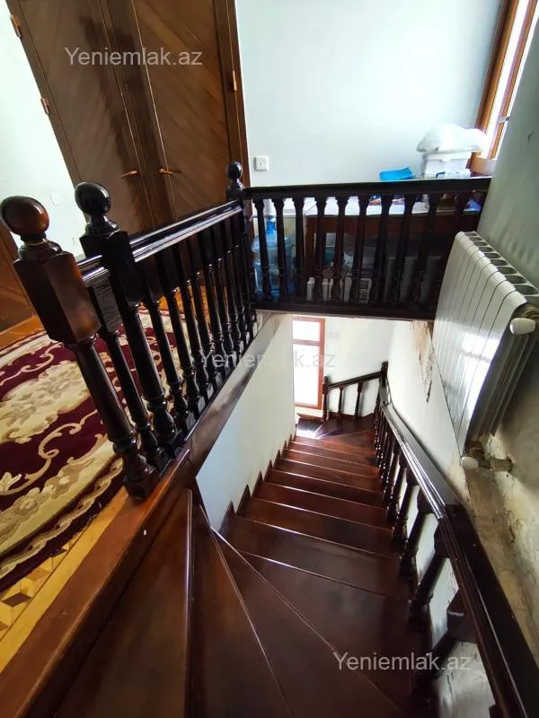 Satılır 12 otaqlı həyət evi 500 m²