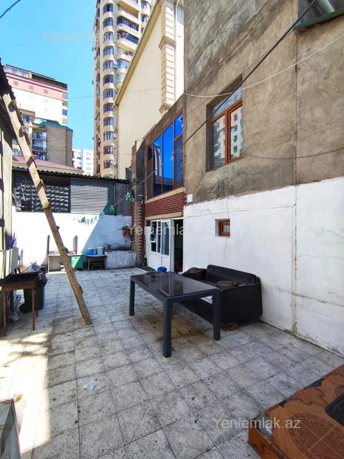 Satılır 12 otaqlı həyət evi 500 m²