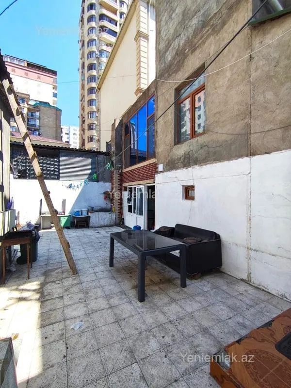 Satılır 12 otaqlı həyət evi 500 m²