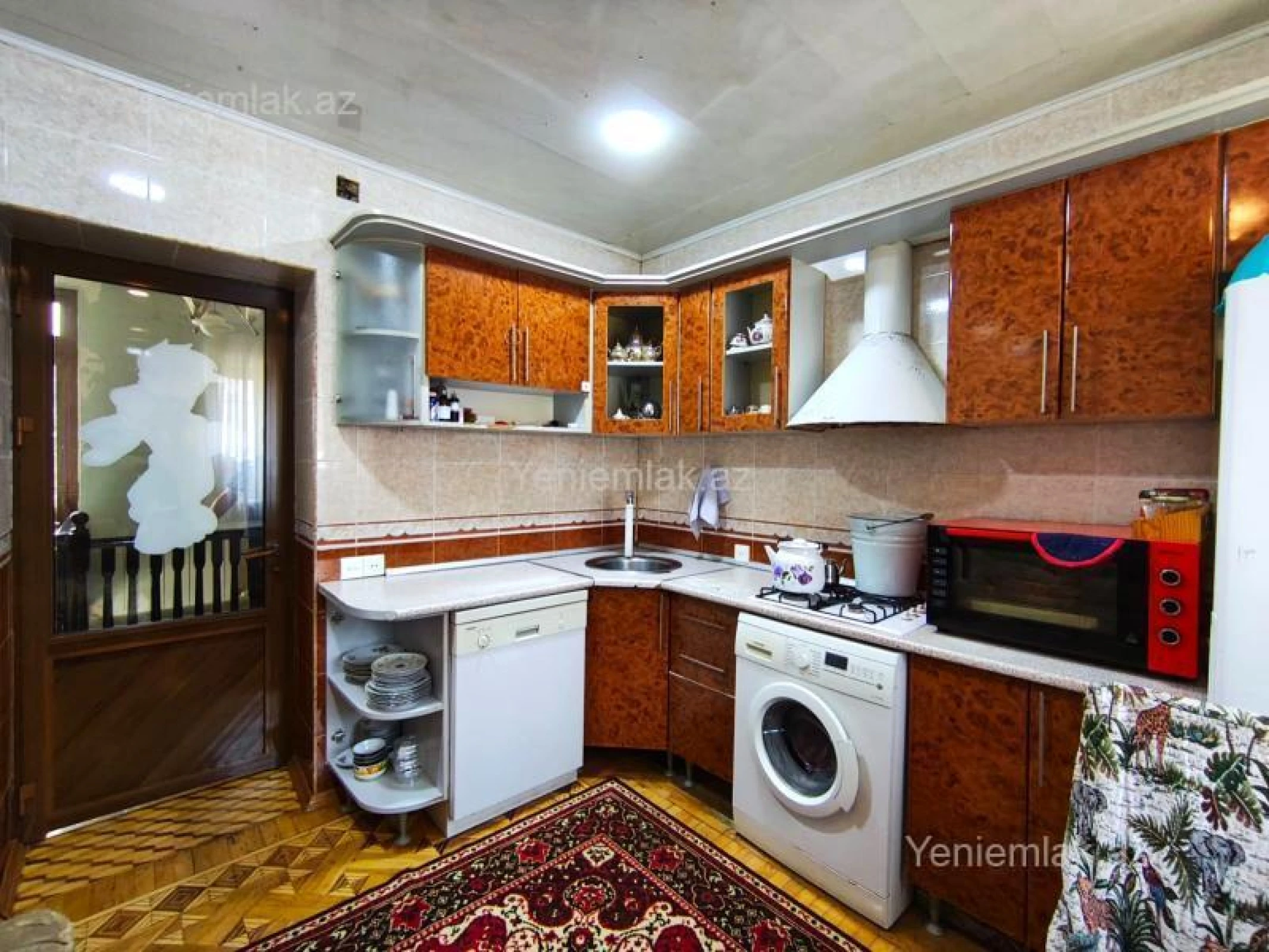 Satılır 12 otaqlı həyət evi 500 m²