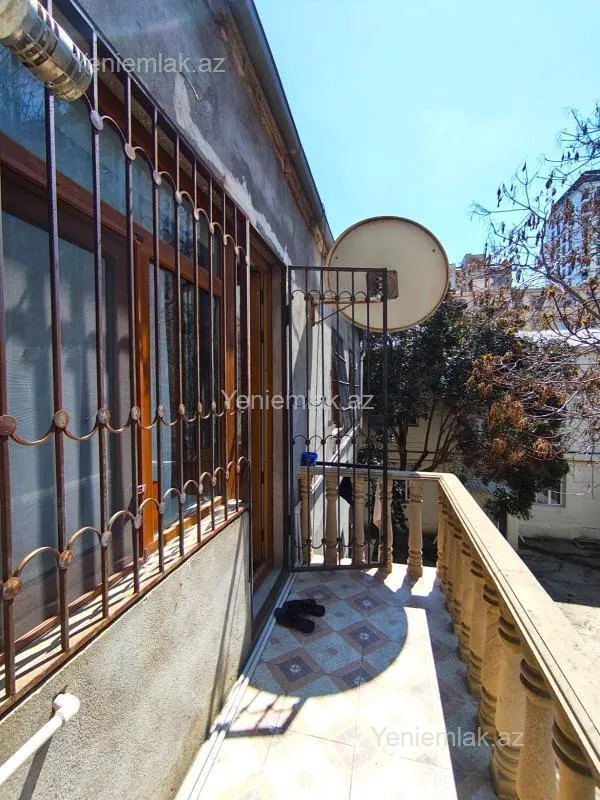 Satılır 12 otaqlı həyət evi 500 m²