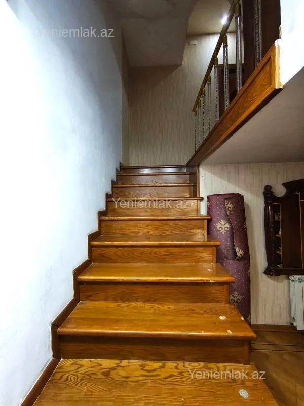 Satılır 12 otaqlı həyət evi 500 m²