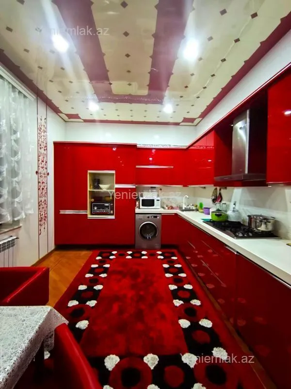 Satılır 12 otaqlı həyət evi 500 m²