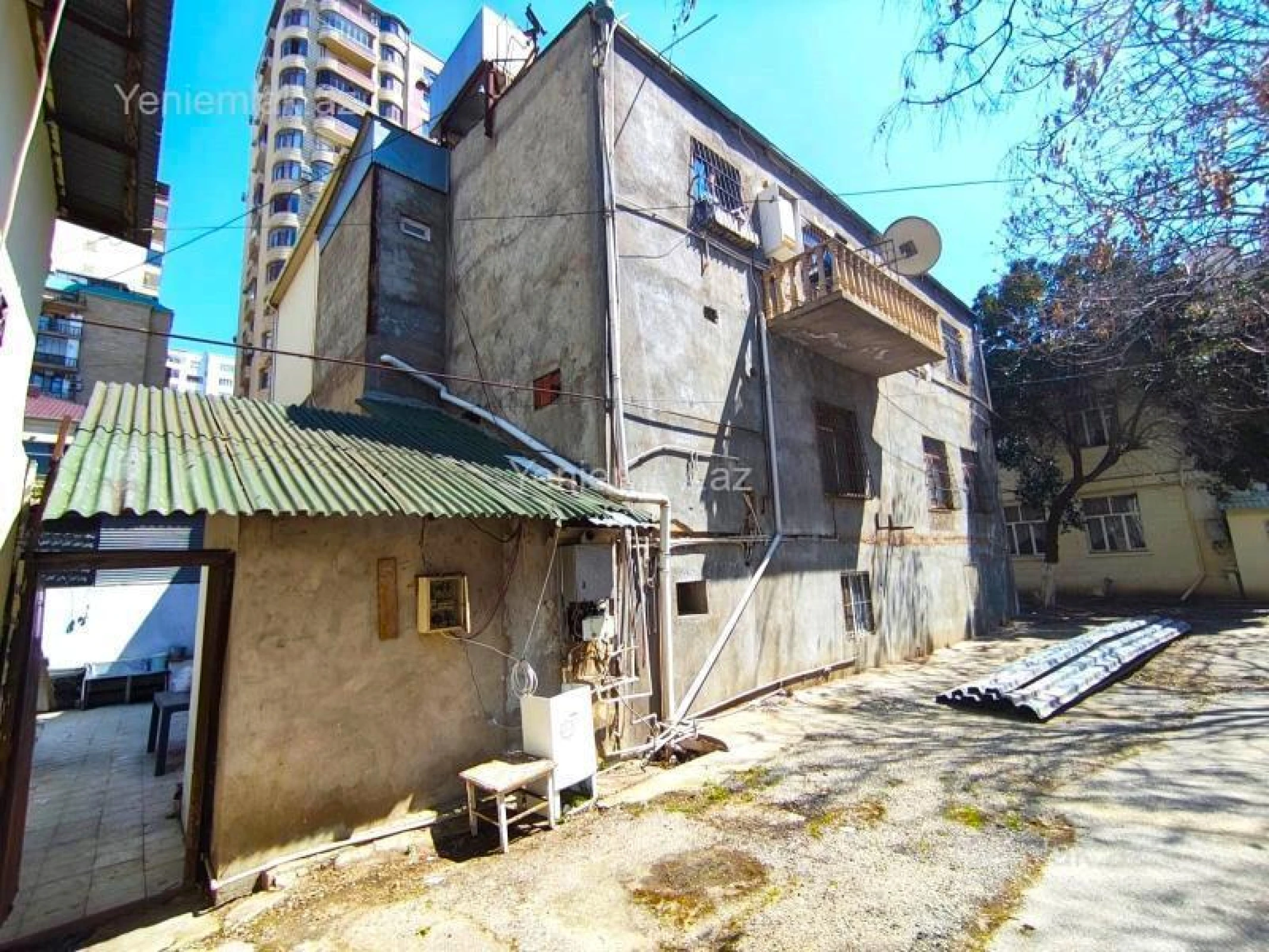 Satılır 12 otaqlı həyət evi 500 m²