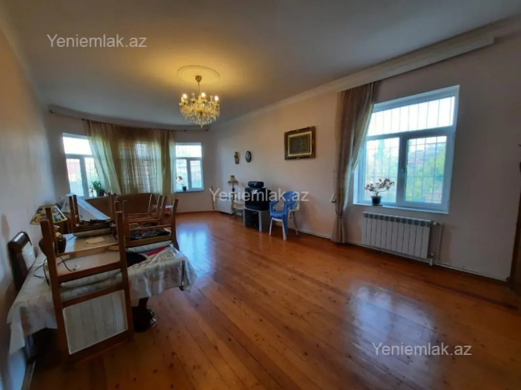 Satılır 6 otaqlı həyət evi 220 m²