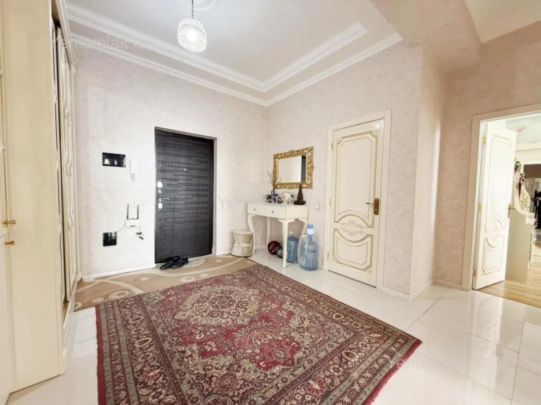 Satılır 3 otaqlı yeni tikili 110 m²