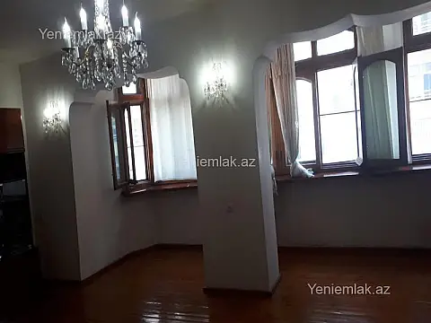 Satılır 4 otaqlı köhnə tikili 105 m²