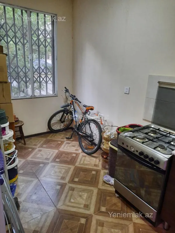 Satılır 4 otaqlı köhnə tikili 130 m²