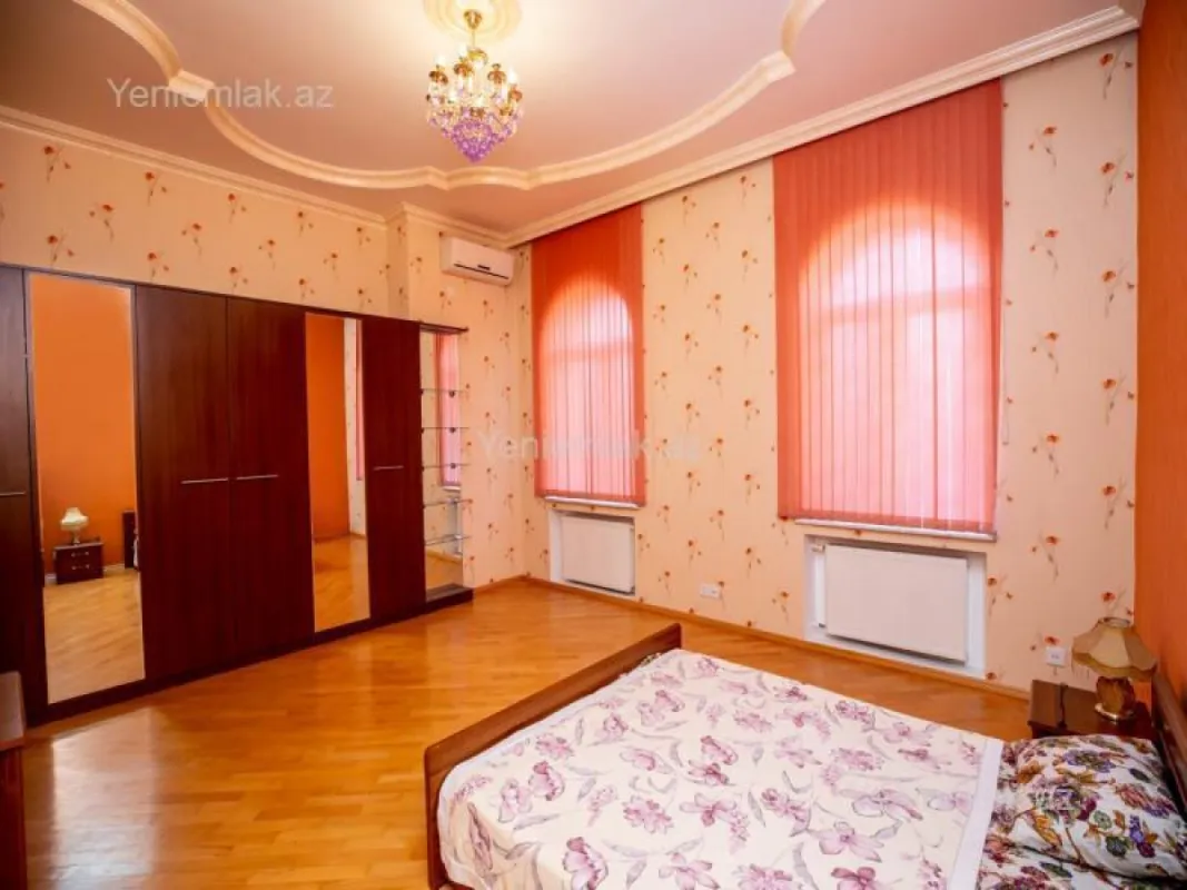 Satılır 6 otaqlı həyət evi 404 m²