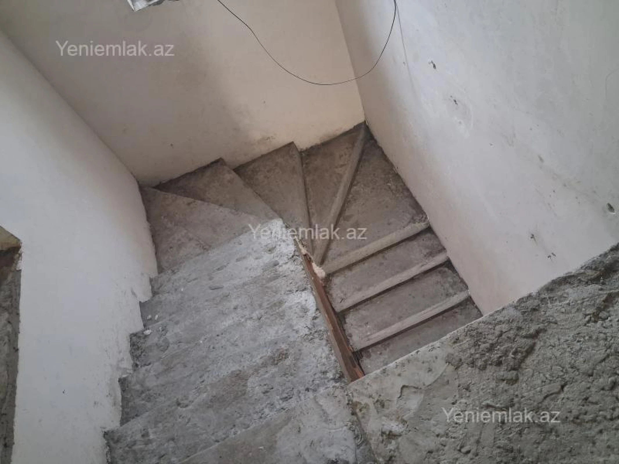 Satılır 6 otaqlı həyət evi 240 m²