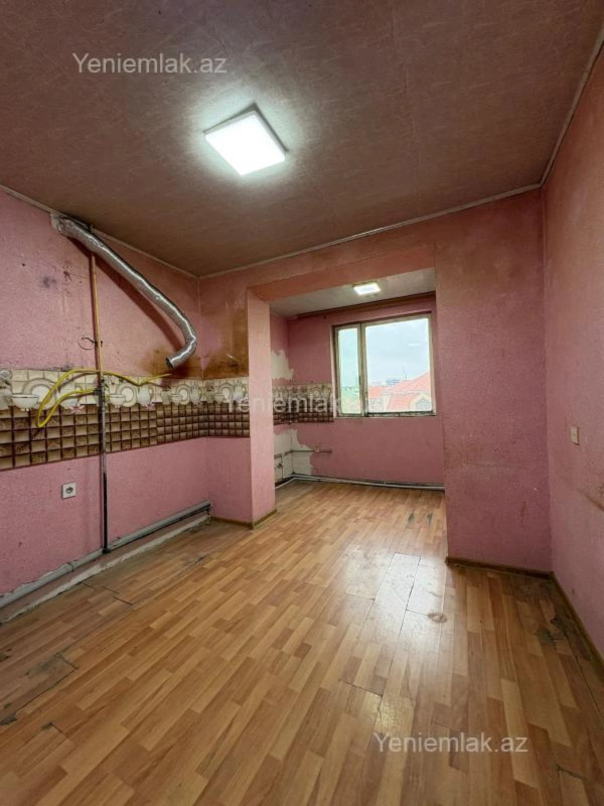 Satılır 4 otaqlı köhnə tikili 130 m²