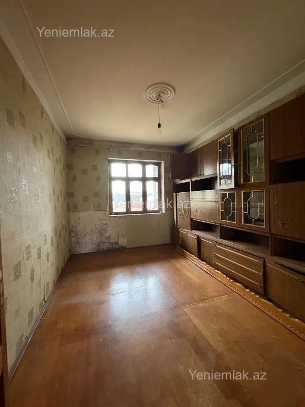 Satılır 4 otaqlı köhnə tikili 130 m²