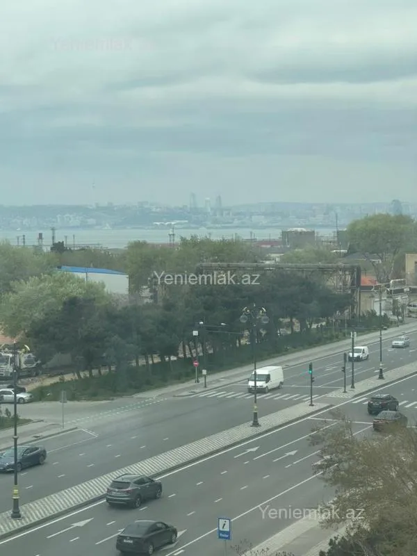 Satılır 4 otaqlı yeni tikili 200 m²