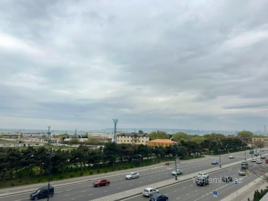 Satılır 4 otaqlı yeni tikili 200 m²