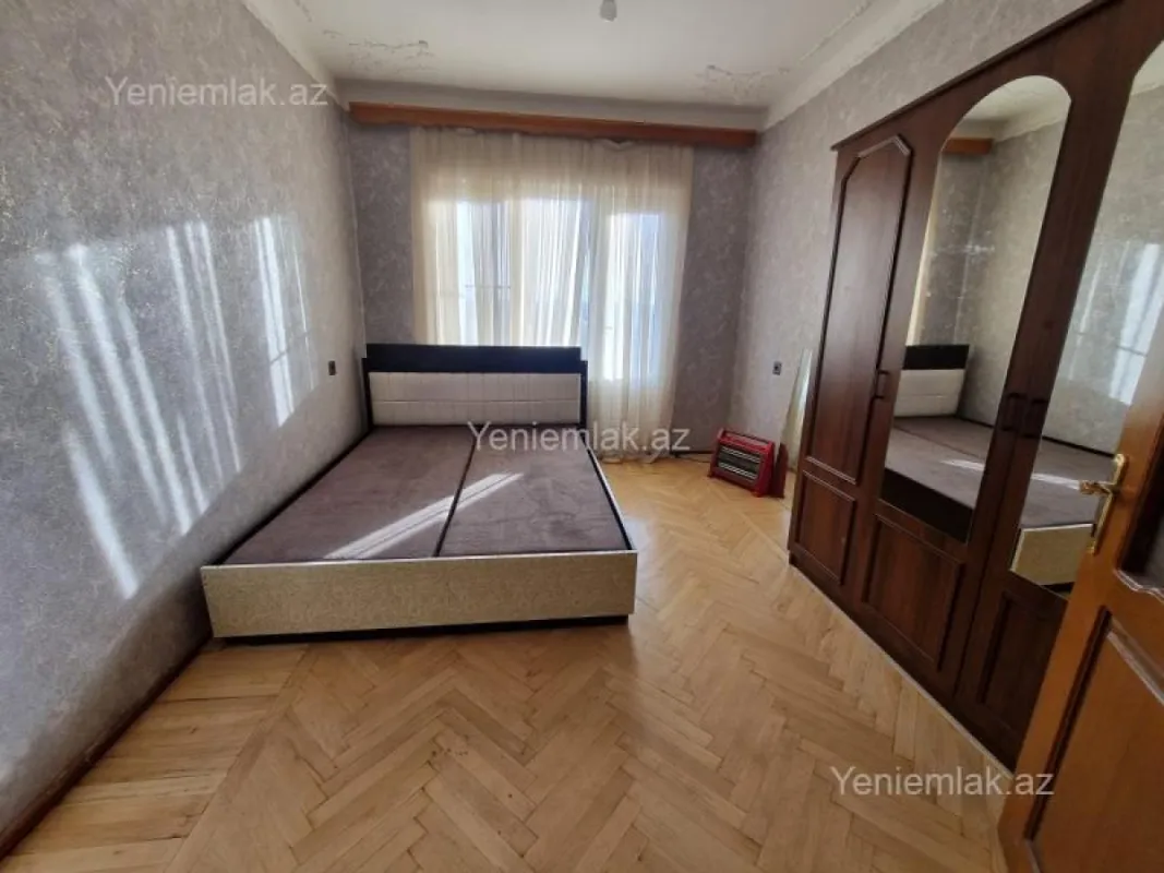 Satılır 2 otaqlı köhnə tikili 80 m²