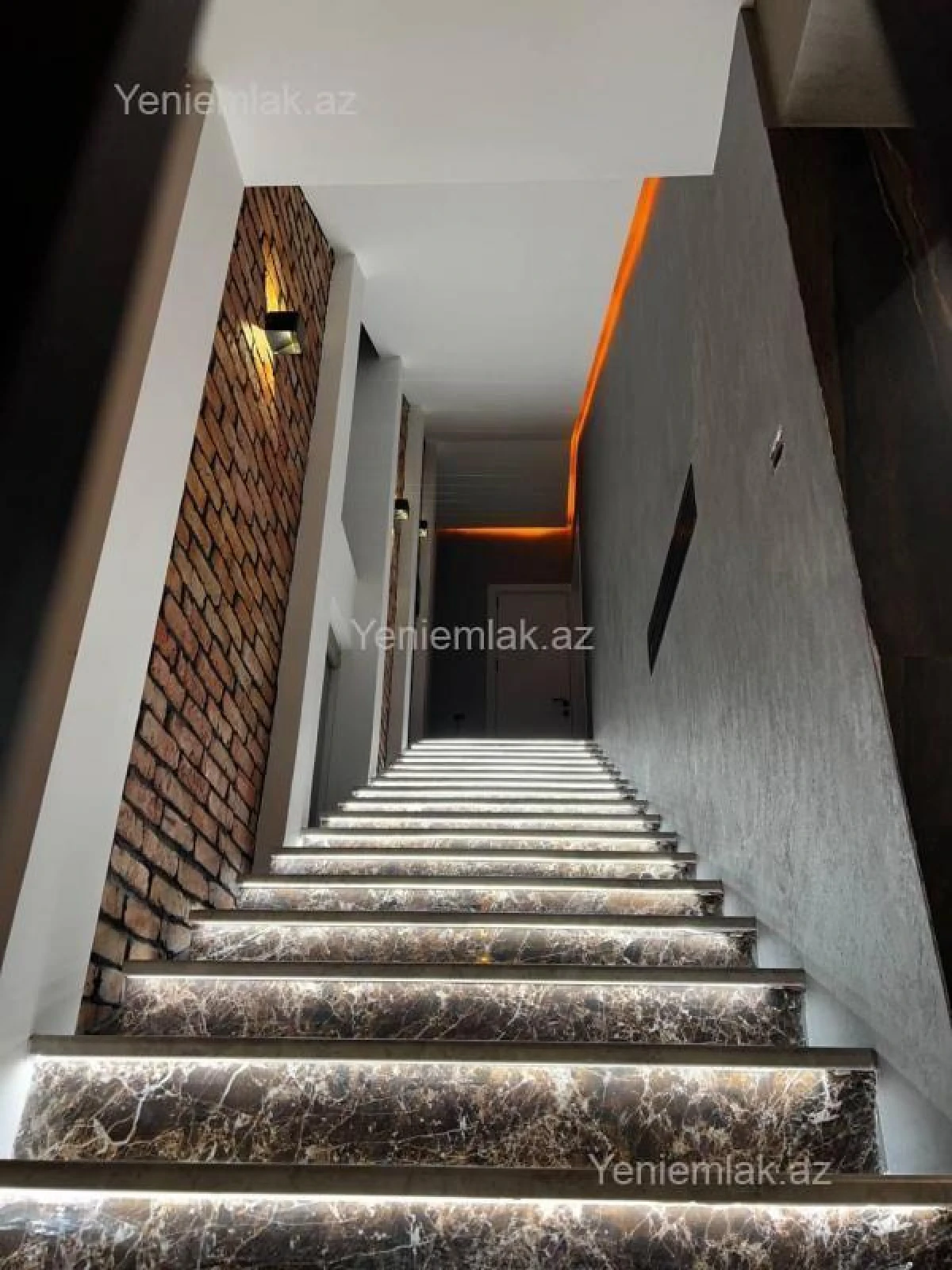 Satılır 8 otaqlı həyət evi 800 m²