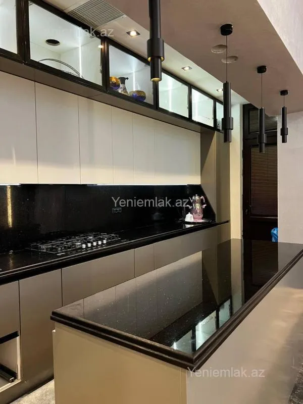 Satılır 8 otaqlı həyət evi 800 m²