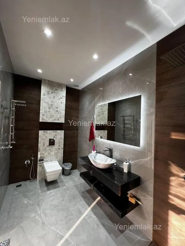 Satılır 8 otaqlı həyət evi 800 m²