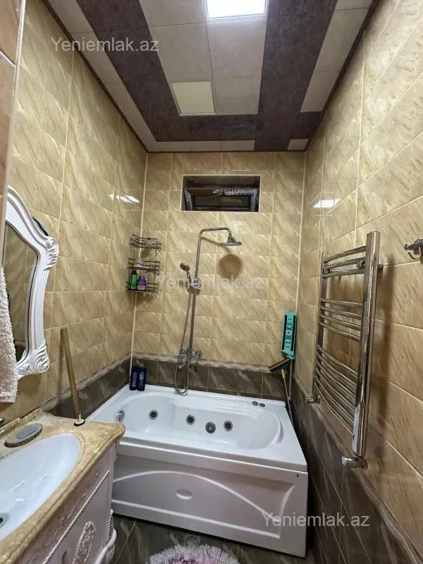 Satılır 6 otaqlı həyət evi 180 m²