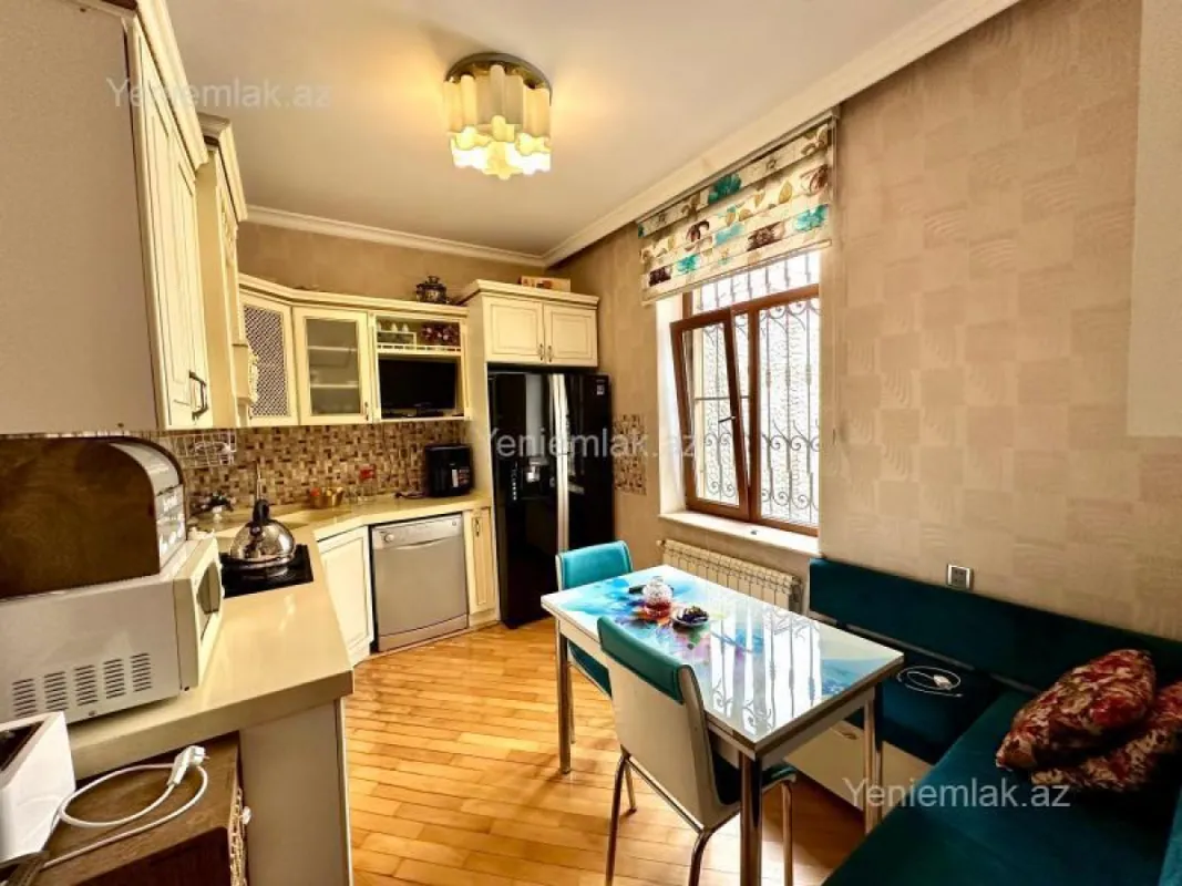 Satılır 6 otaqlı həyət evi 180 m²