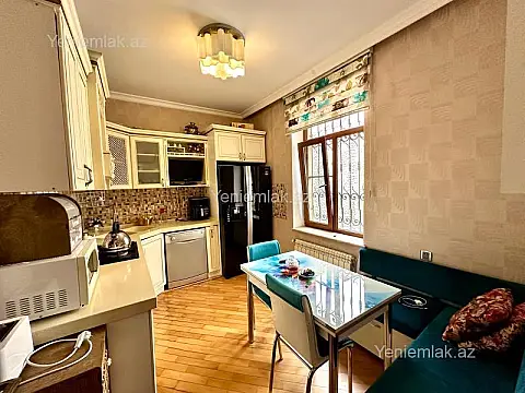Satılır 6 otaqlı həyət evi 180 m²