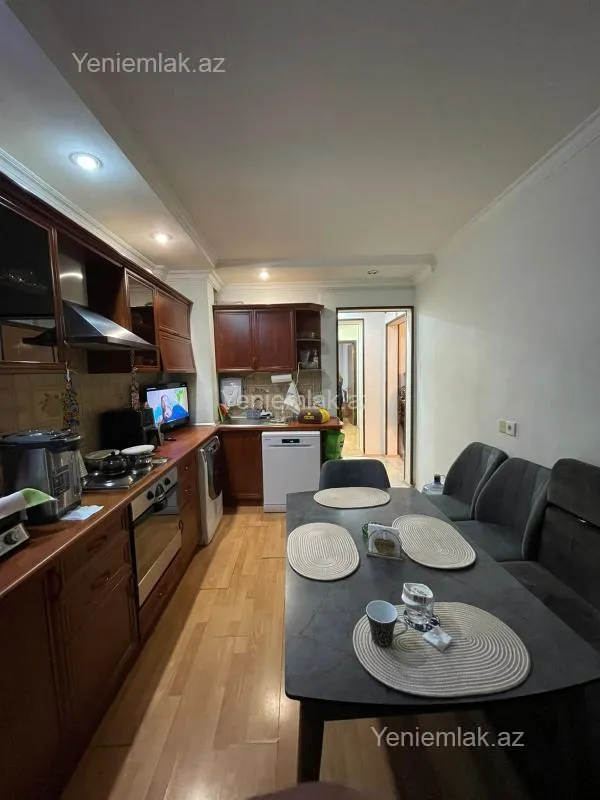 Satılır 3 otaqlı köhnə tikili 100 m²