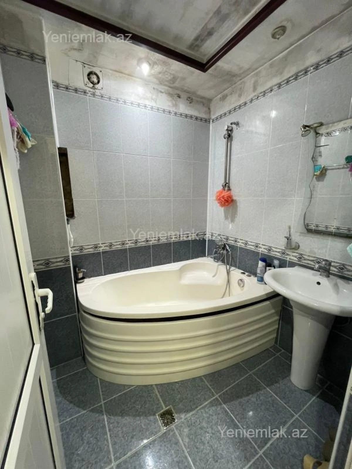 Satılır 3 otaqlı köhnə tikili 100 m²