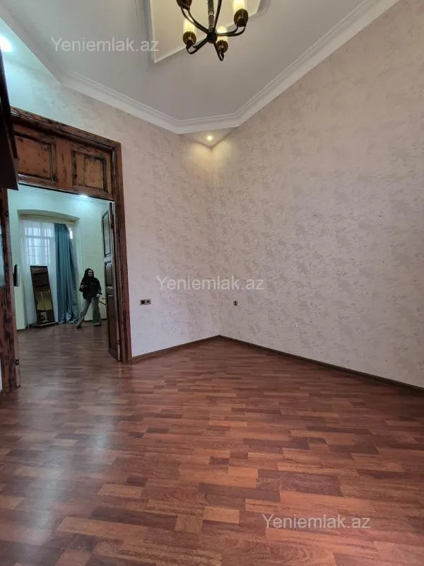 Satılır 2 otaqlı köhnə tikili 55 m²