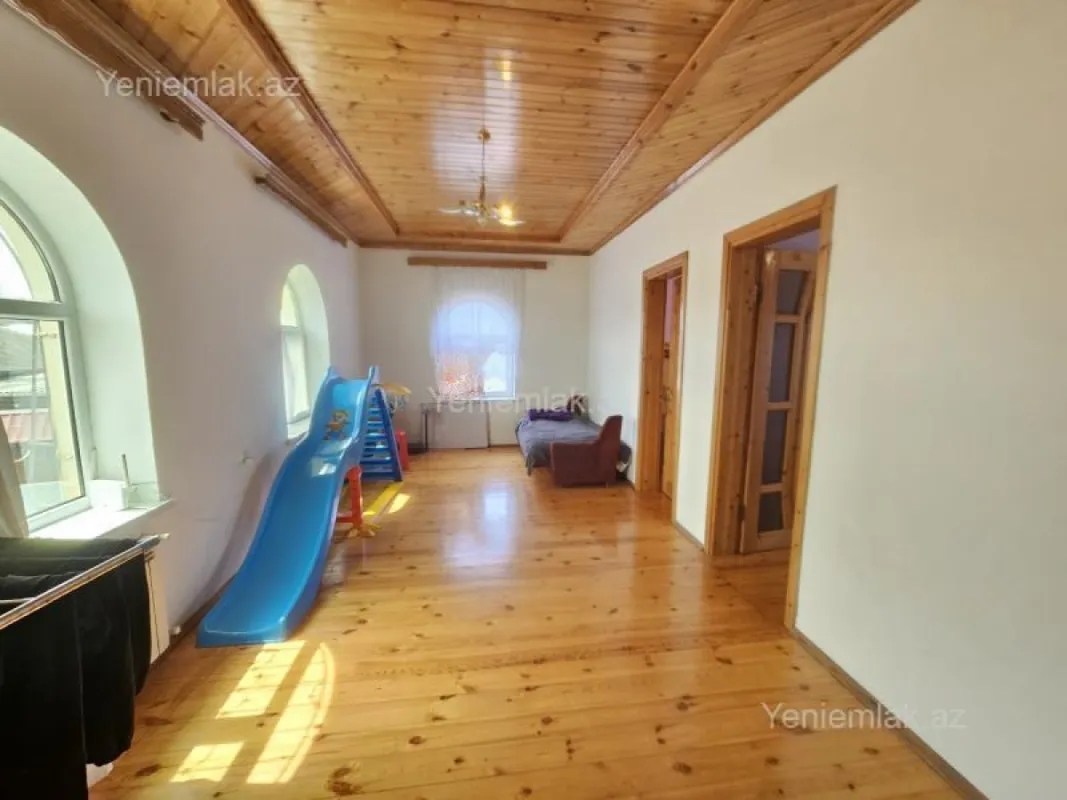 Satılır 5 otaqlı həyət evi 200 m²