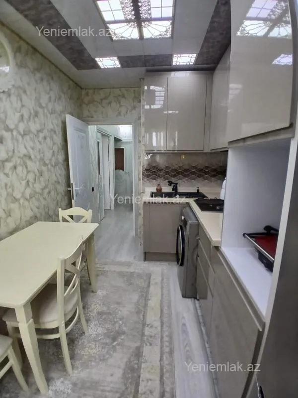 Satılır 4 otaqlı köhnə tikili 100 m²