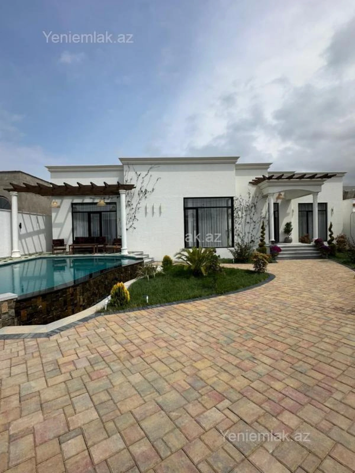 Satılır 4 otaqlı həyət evi 200 m²