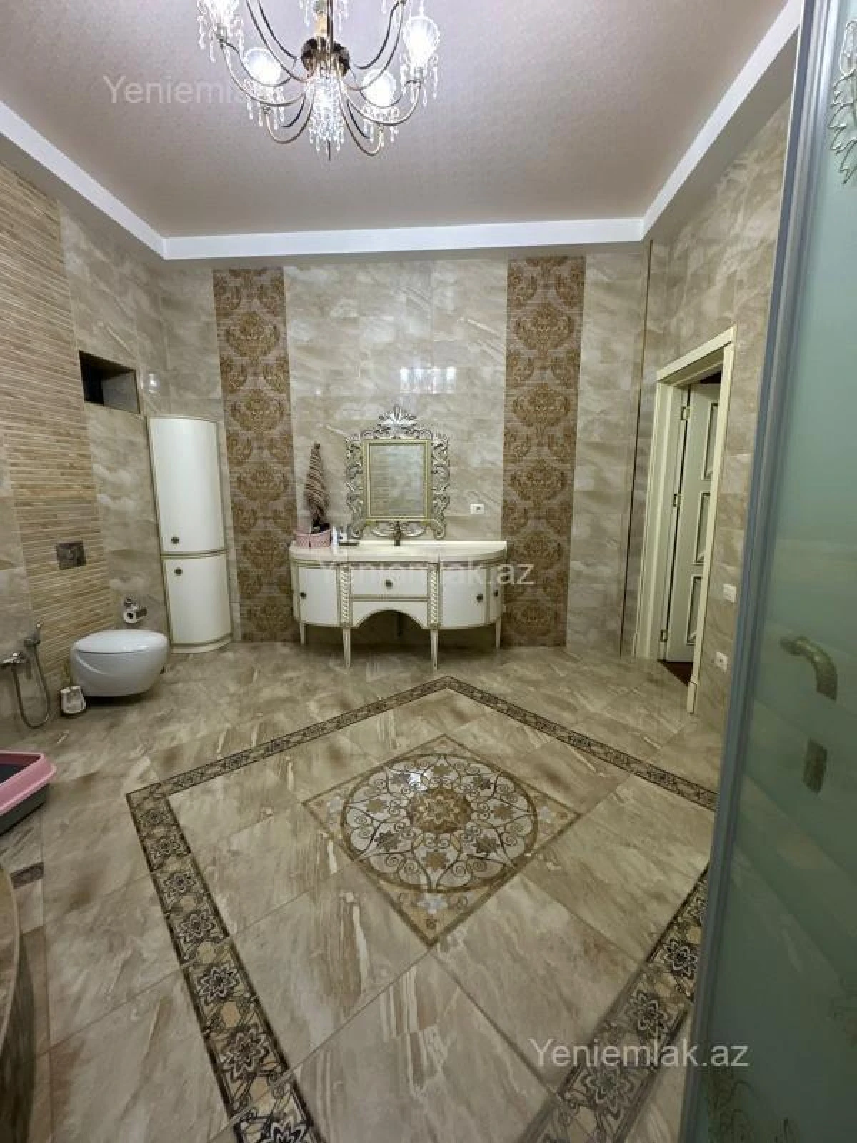 Satılır 8 otaqlı həyət evi 650 m²