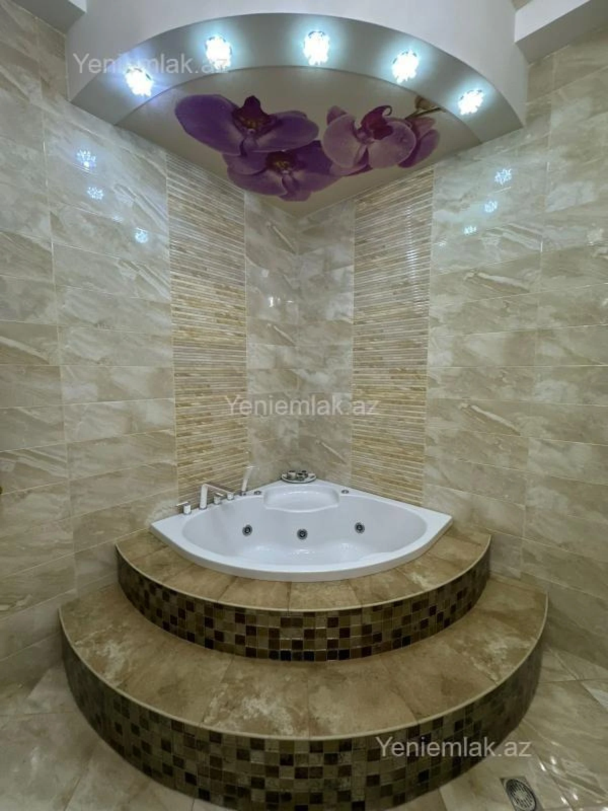Satılır 8 otaqlı həyət evi 650 m²