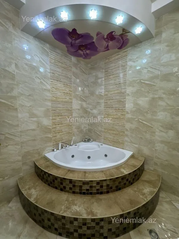 Satılır 8 otaqlı həyət evi 650 m²