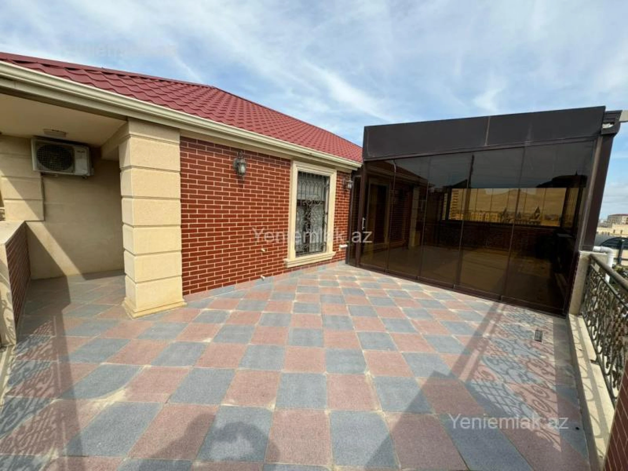 Satılır 8 otaqlı həyət evi 650 m²