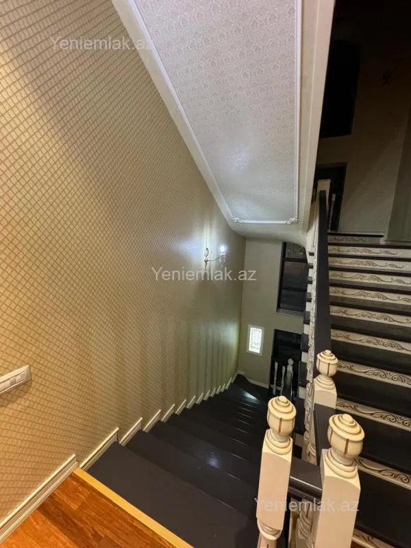 Satılır 8 otaqlı həyət evi 650 m²