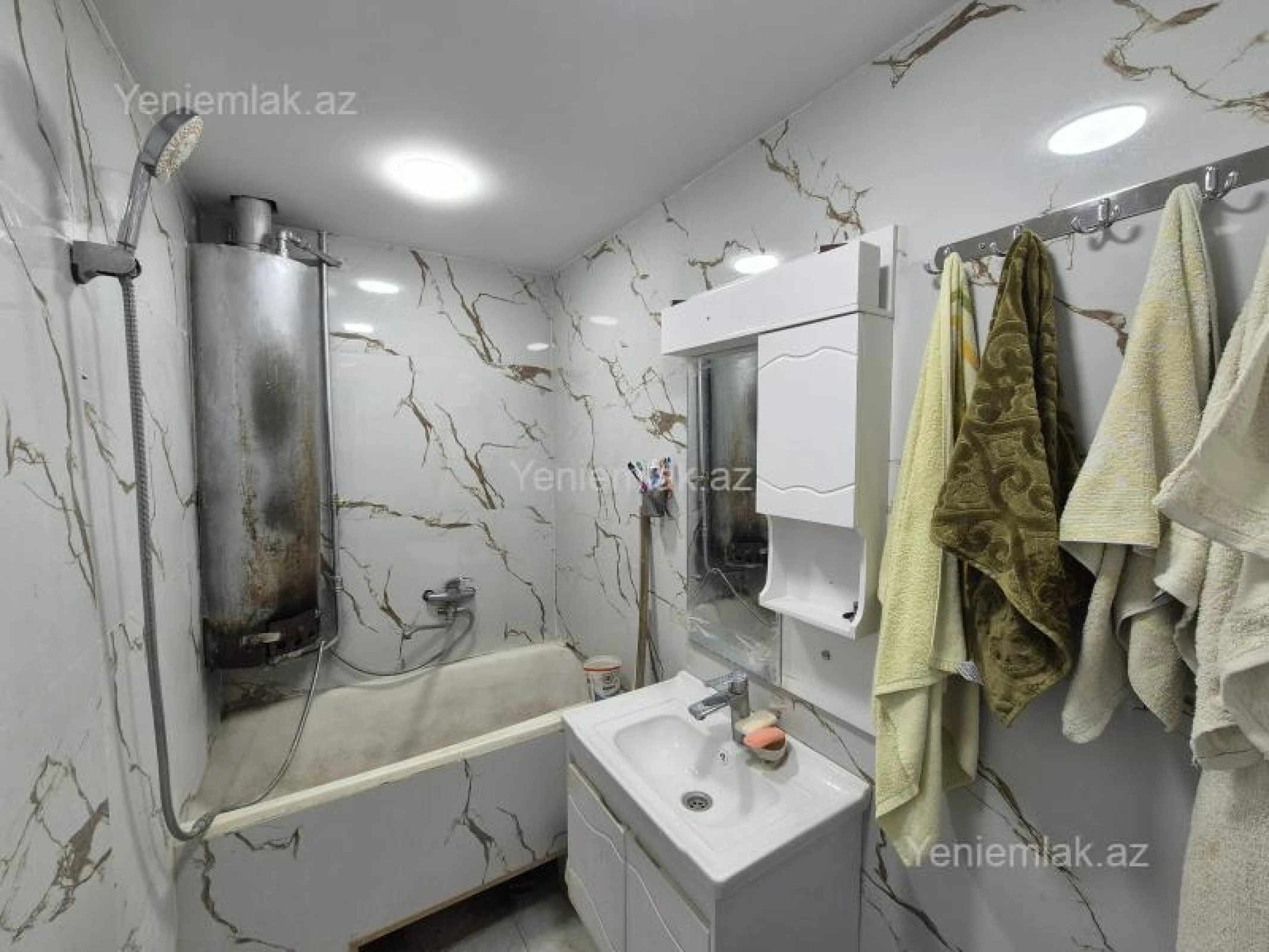 Satılır 2 otaqlı köhnə tikili 65 m²