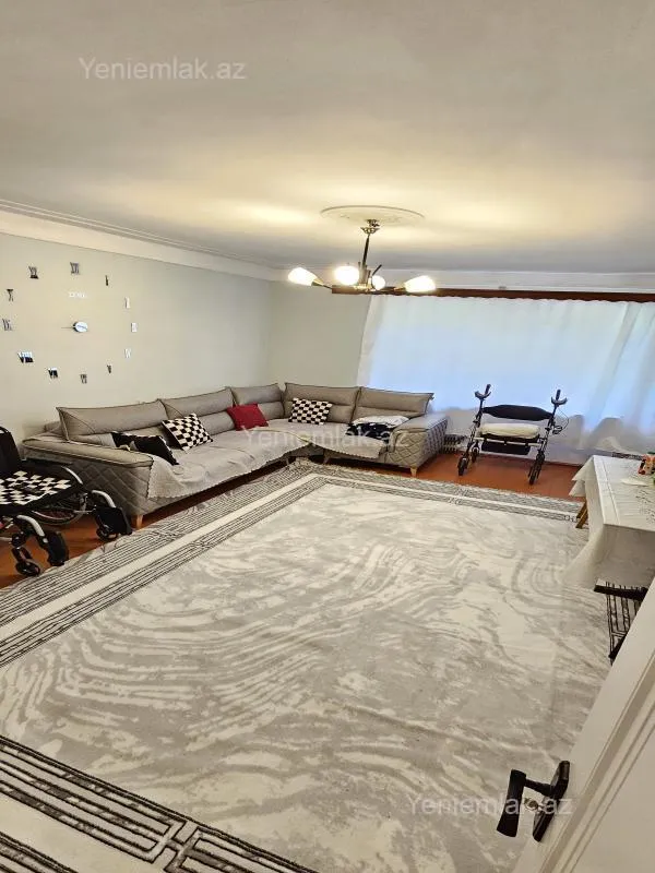 Satılır 4 otaqlı köhnə tikili 100 m²
