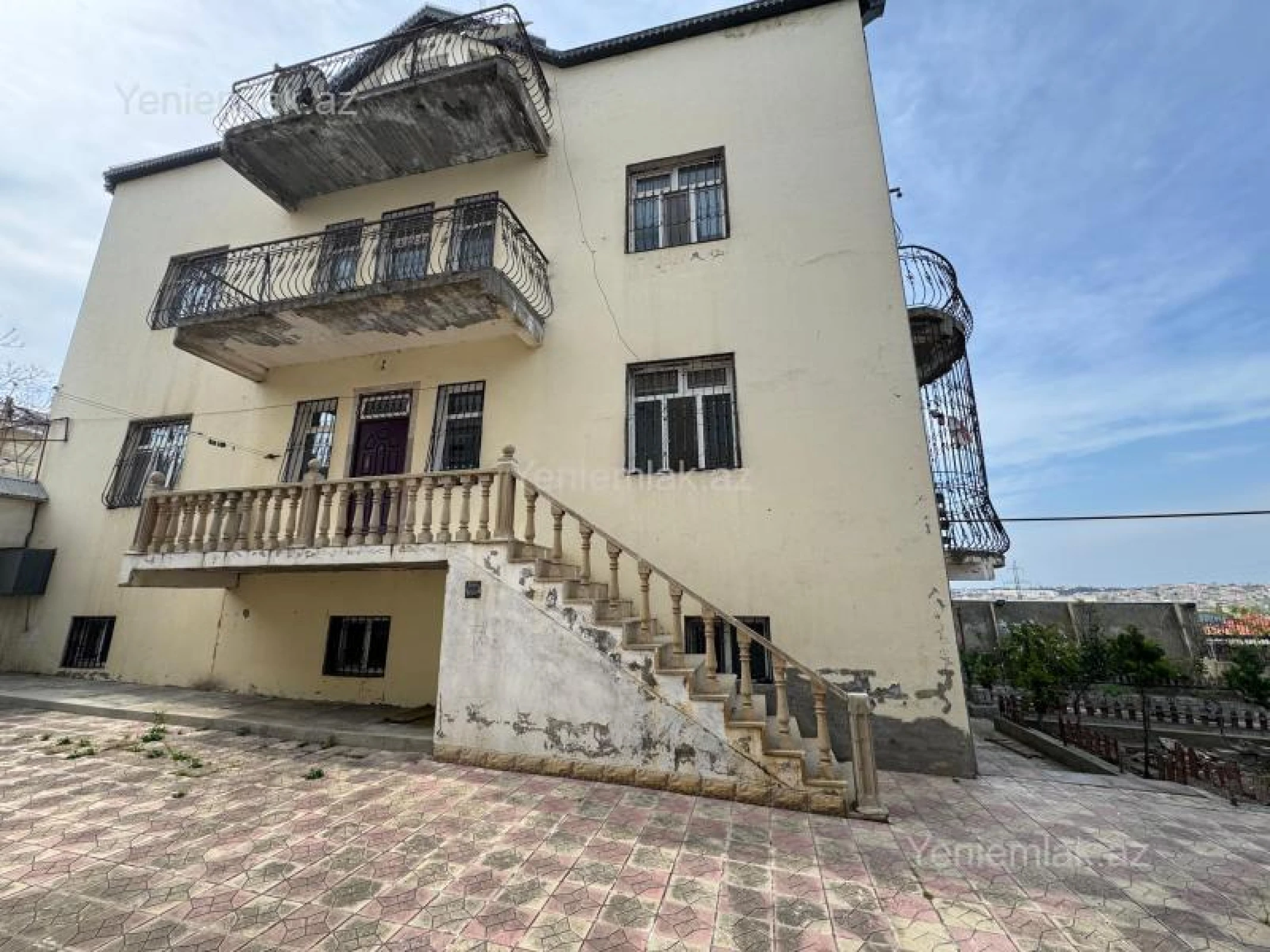 Satılır 8 otaqlı həyət evi 450 m²