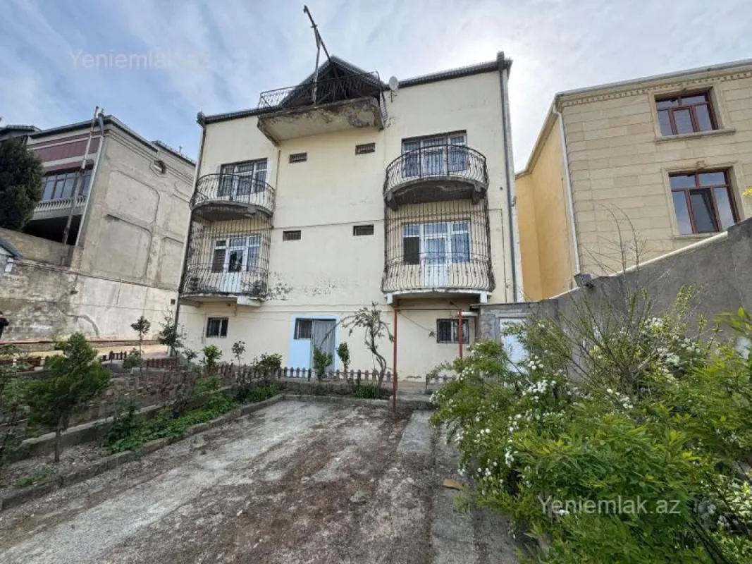 Satılır 8 otaqlı həyət evi 450 m²
