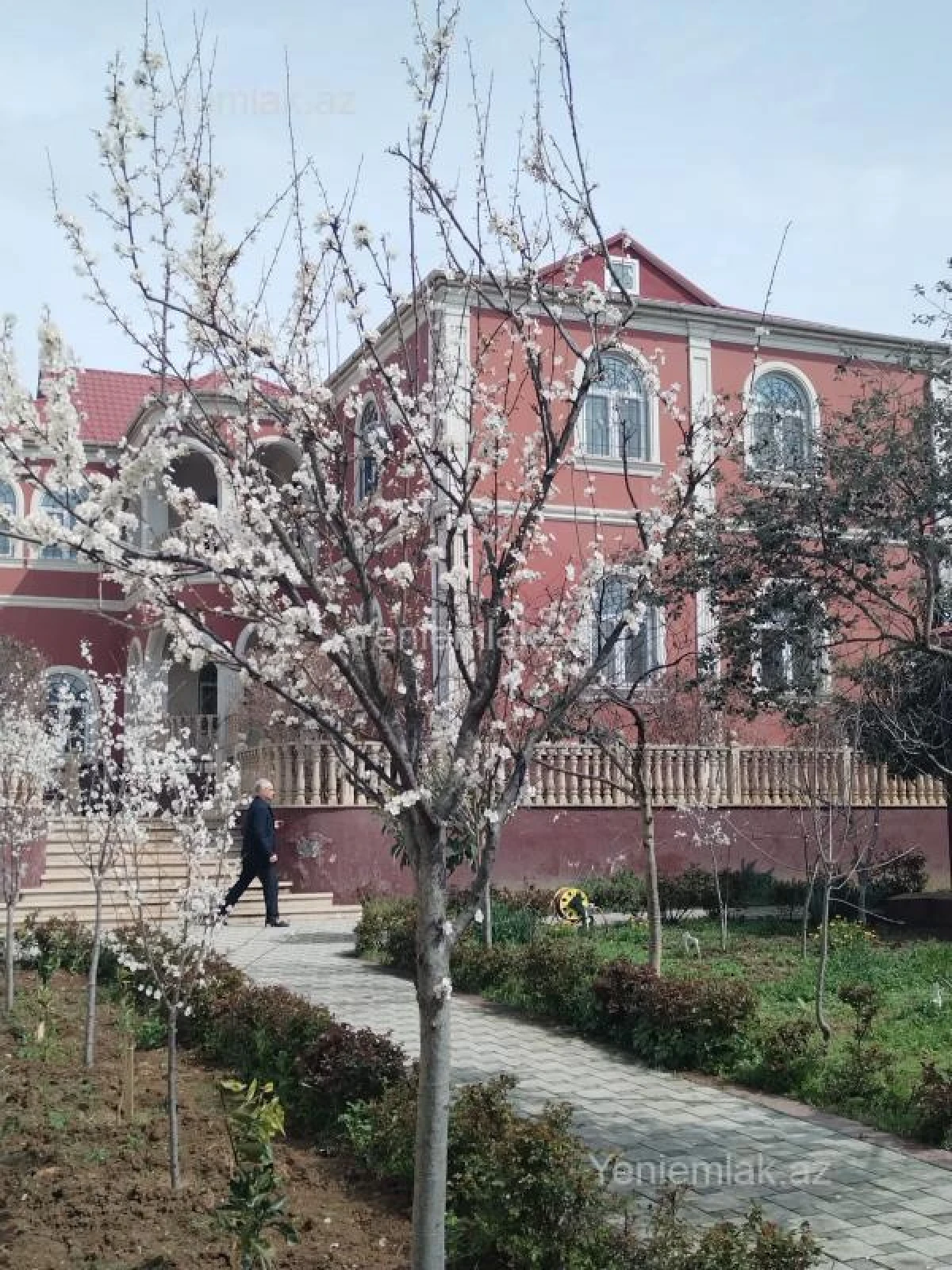 Satılır 9 otaqlı həyət evi 640 m²