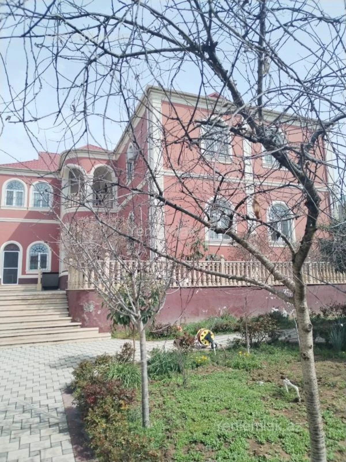 Satılır 9 otaqlı həyət evi 640 m²