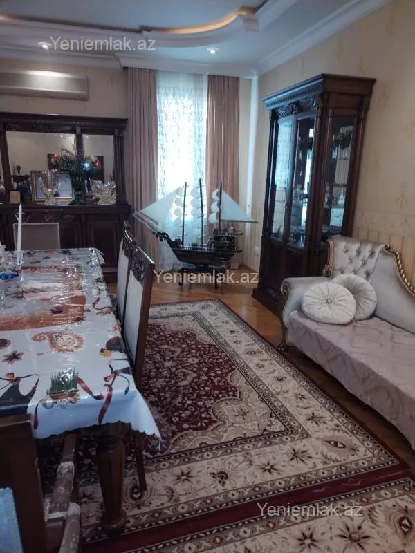 Satılır 9 otaqlı həyət evi 640 m²