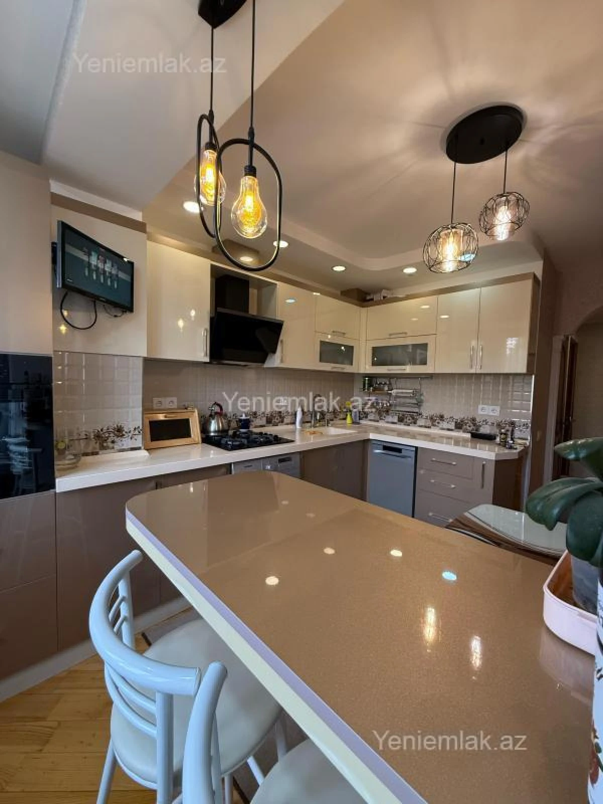 Satılır 4 otaqlı köhnə tikili 115 m²