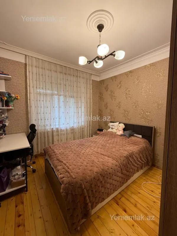Satılır 4 otaqlı köhnə tikili 115 m²