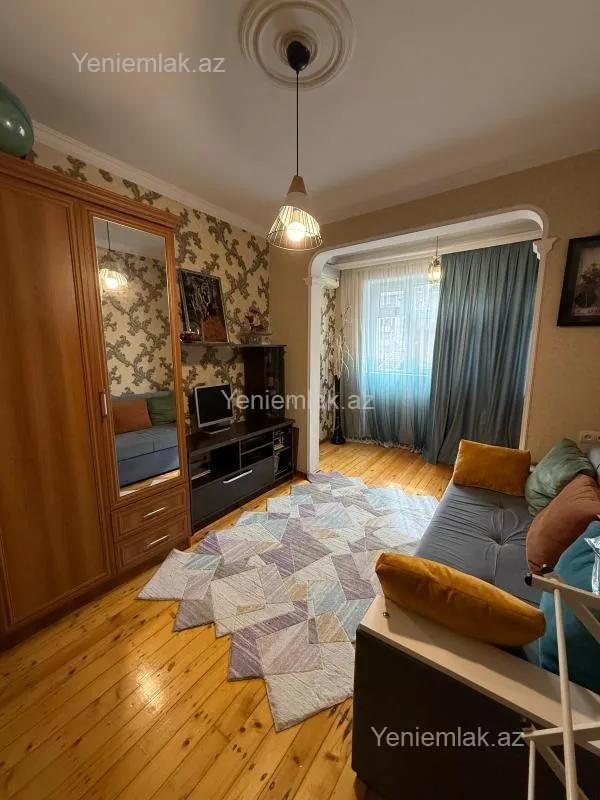 Satılır 4 otaqlı köhnə tikili 115 m²