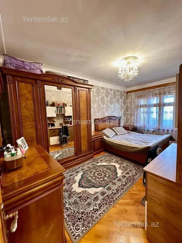Satılır 5 otaqlı köhnə tikili 130 m²