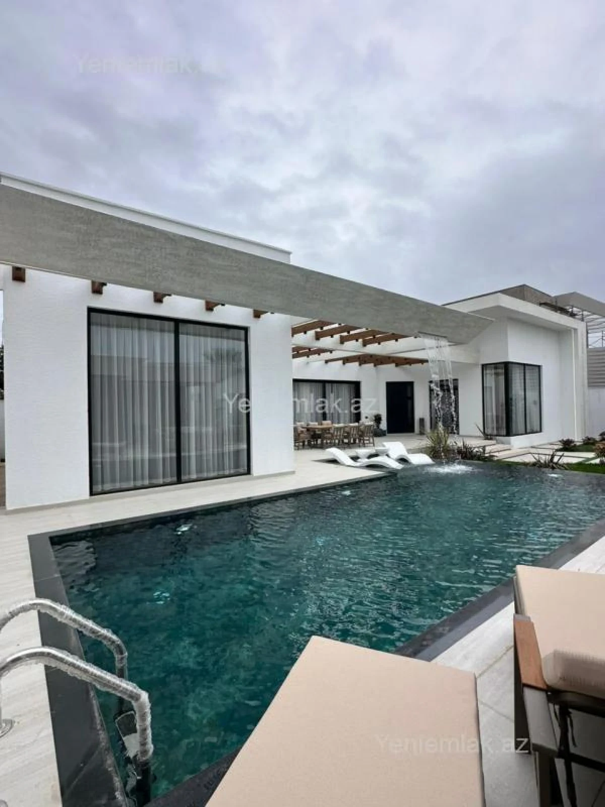 Satılır 5 otaqlı həyət evi 220 m²