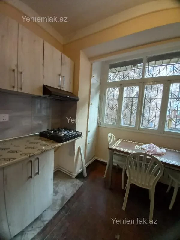 Satılır 2 otaqlı köhnə tikili 70 m²